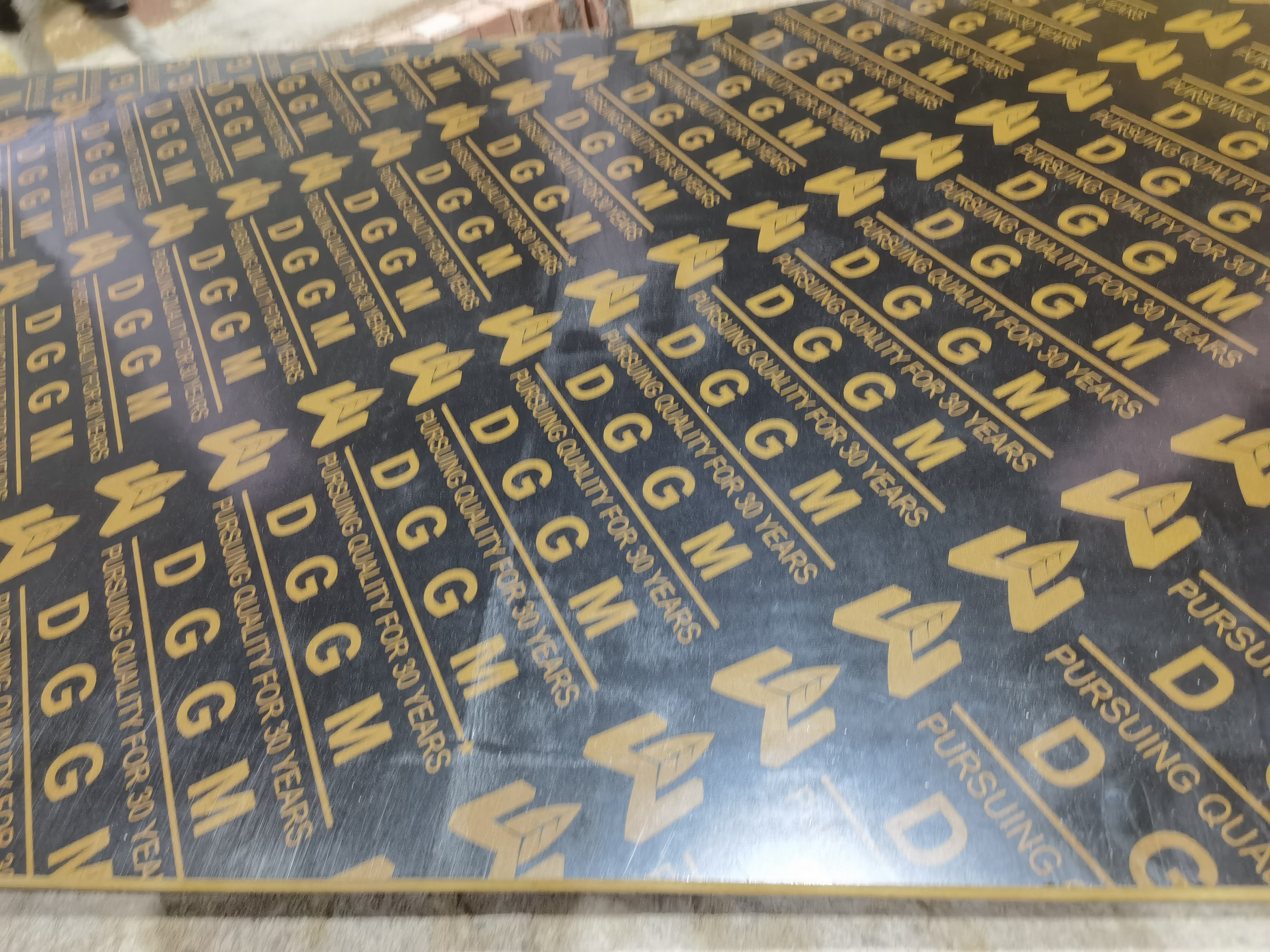 Quais indústrias estão experimentando uma demanda crescente por madeira compensada laminada personalizada?